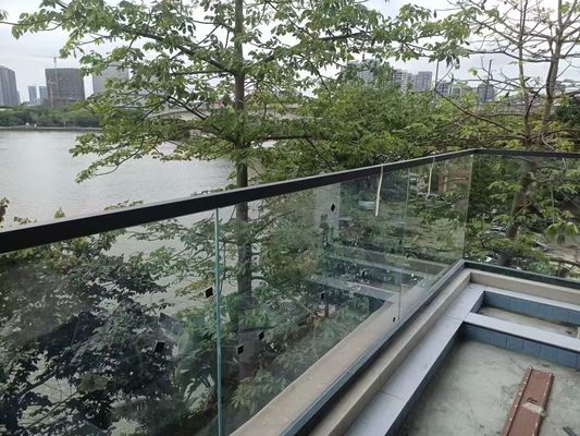 Dek luar Sistem pagar kaca tanpa bingkai dengan handrail di atas kaca
