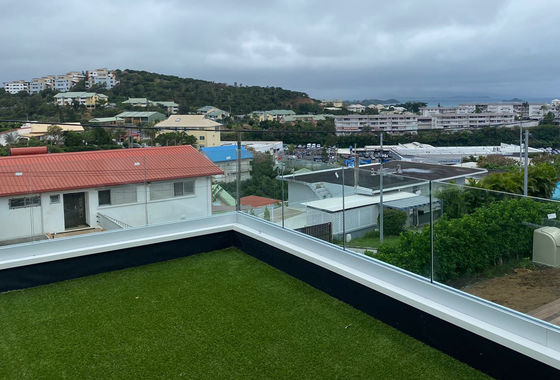 SGCC Tempered Glass U Channel Glass Balustrade Struktur Stabil Lampu LED