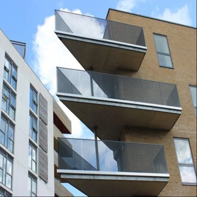 Pagar Kaca Tempered Laminated 8+8mm Modern dengan Saluran U Aluminium untuk Ketahanan dan Garansi 5+ Tahun