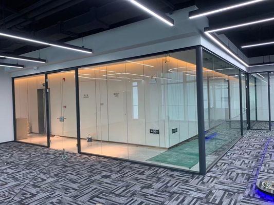 Keamanan Aluminium Frame Swing Door disesuaikan dengan Lapisan Fluorocarbon