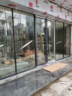 Keamanan Aluminium Frame Swing Door disesuaikan dengan Lapisan Fluorocarbon