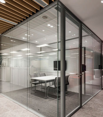 Ukuran yang disesuaikan Aluminium Swing Door Tempered Insulated Swing Glass Door