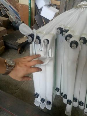 Pintu Lipat Aluminium Berwarna Abu-abu yang Lempas Tahan Badai