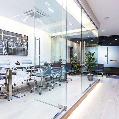 Customized 8mm Glass Partition Pintu tahan debu dan isolasi suara