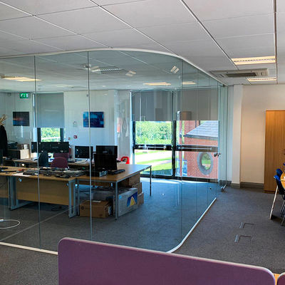 Desain Modern Kaca Kerangka Tepak Dinding Kantor Dengan Kaca Tempered