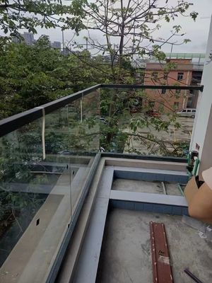 Dek luar Sistem pagar kaca tanpa bingkai dengan handrail di atas kaca