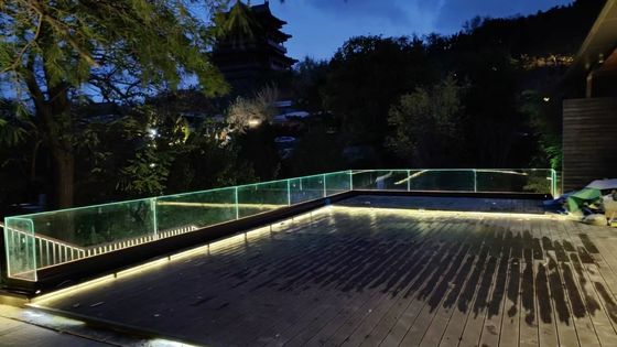 U Channel Aluminium Glass Balustrade Dengan Lampu LED Untuk Balkon Luar Ruangan