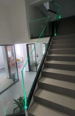 U Channel Aluminium Glass Balustrade Dengan Lampu LED Untuk Balkon Luar Ruangan