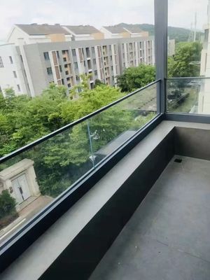Balustrade Kaca Saluran U Jelas Desain Modern dengan Kaca Tempered