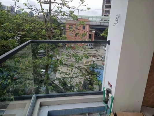 Balustrade Kaca Saluran U Jelas Desain Modern dengan Kaca Tempered