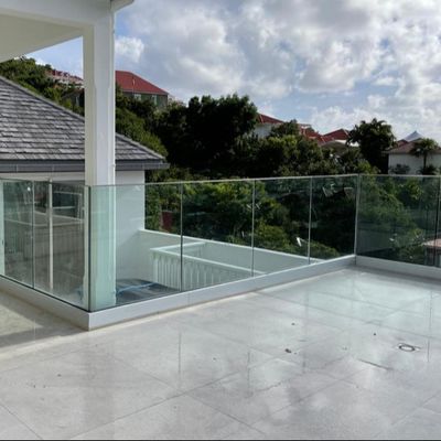 Railing Kaca Tanpa Bingkai Desain Modern Tahan Korosi dan Tahan Lama Saluran U Aluminium