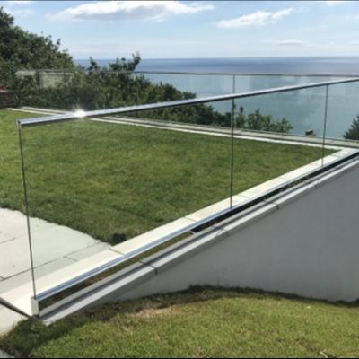 Stabil Tempered Glass Balkon Balustrade Kaca U Channel Sistem Dengan Aluminium Handrail