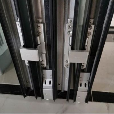 Pintu Lipat Aluminium Komersial dengan Kunci Multi-Point Low Maintenance dan Fitur Keamanan