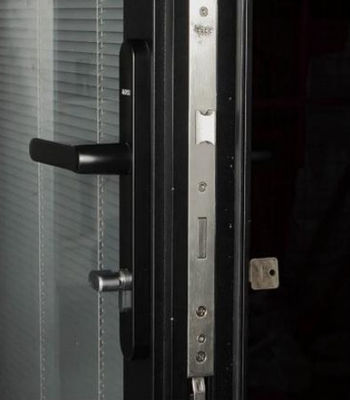 Customized Waterproof Aluminium Frame Bifold Pintu dengan Ketahanan Tinggi dan Efisiensi Energi