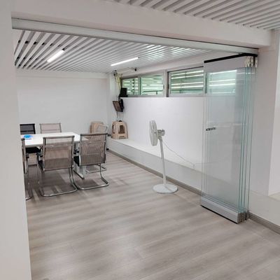 Customized Waterproof Aluminium Frame Bifold Pintu dengan Ketahanan Tinggi dan Efisiensi Energi