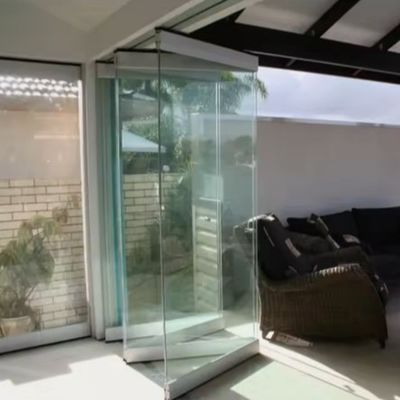 Pintu Lipat Kaca Tanpa Bingkai Interior Toko Hitam Pintu Lipat Patio Aluminium Pintu Bifold Putih