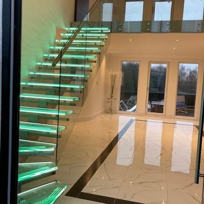OEM/ODM Disesuaikan Desain Elegant Glass Stair Dengan Glass Railing Dan Auto Led