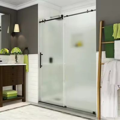 Ruang mandi modern dengan aksesoris perangkat keras yang dapat disesuaikan dan pegangan kamar mandi pintu kaca tempered