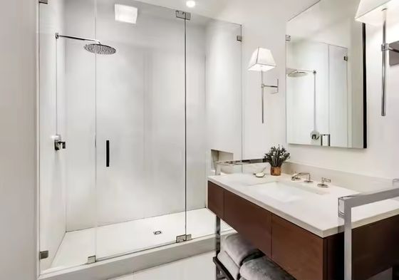 Ruang mandi modern dengan aksesoris perangkat keras yang dapat disesuaikan dan pegangan kamar mandi pintu kaca tempered