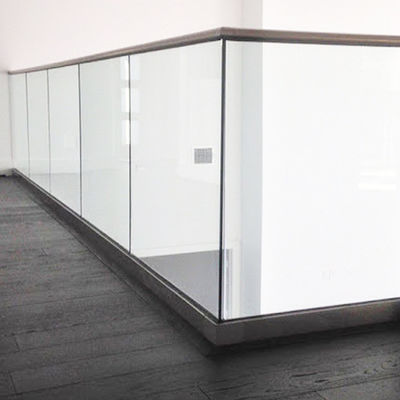 Desain Modern Rel U Kaca Tempered 12mm dengan Garansi Lima Tahun dan Finishing Tahan Cuaca