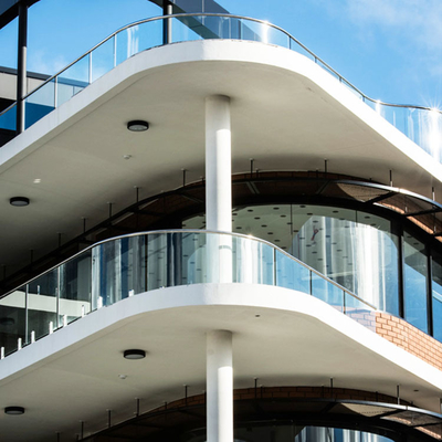 Sistem Pegangan Tangan Balkon Panel Kaca Bangunan Tanpa Bingkai Melengkung Datar Aluminium