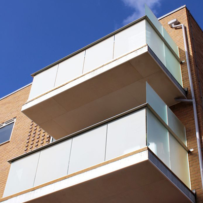 Sistem Pegangan Tangan Balkon Panel Kaca Bangunan Tanpa Bingkai Melengkung Datar Aluminium