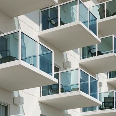 Customized Black Coating Frameless U Channel Glass Railing dengan 12mm Toughened Glass Balustrade