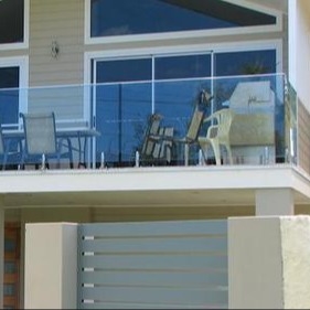 Pagar Kaca Saluran U Tanpa Bingkai Lapisan Hitam Kustom 12mm Kaca Tempered Balustrade