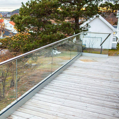 LED tebal 12mm tersedia U Channel Glass Railing untuk Komposit Decking Frameless Glass Balustrade