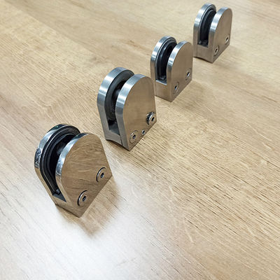 Pegangan Tangga Panel Kaca Tempered Tanpa Bingkai Desain yang Dapat Disesuaikan Arc Grip Clamp 304 316 Fitting