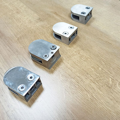 Pegangan Tangga Panel Kaca Tempered Tanpa Bingkai Desain yang Dapat Disesuaikan Arc Grip Clamp 304 316 Fitting