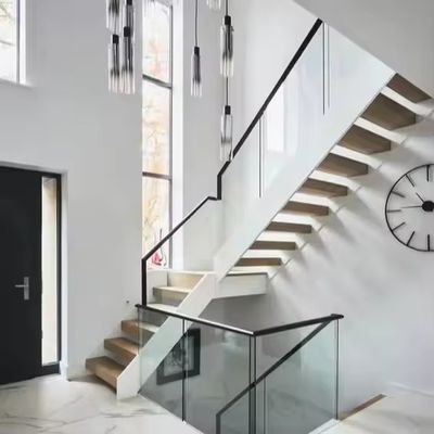Modern Indoor Lantai Langsung Terapung Besi dan Baja Tangga Dengan Kayu Berjalan Dan Gelas Balok Untuk Komersial Dan Apartemen